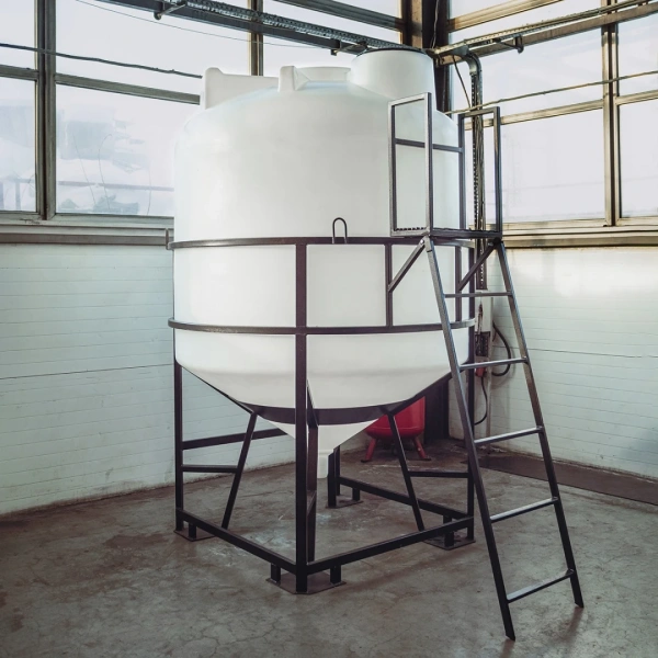 Емкость ЦКТ 5000 л с патрубком 90мм под плотность до 1,2 г/см³ белая в обрешетке с лестницей