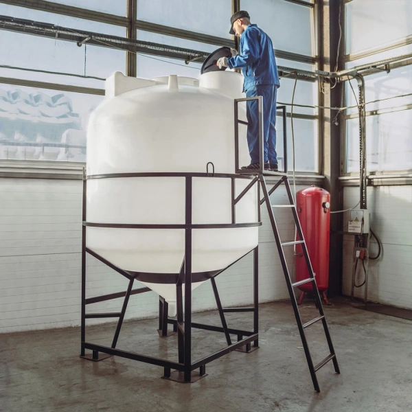 Емкость ЦКТ 5000 л с патрубком 160мм с фланцем белая в обрешетке с лестницей