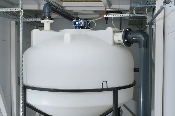 Емкость ЦКТ 3000 л с патрубком 160мм под плотность до 1,2 г/см³ белая в обрешетке с лестницей