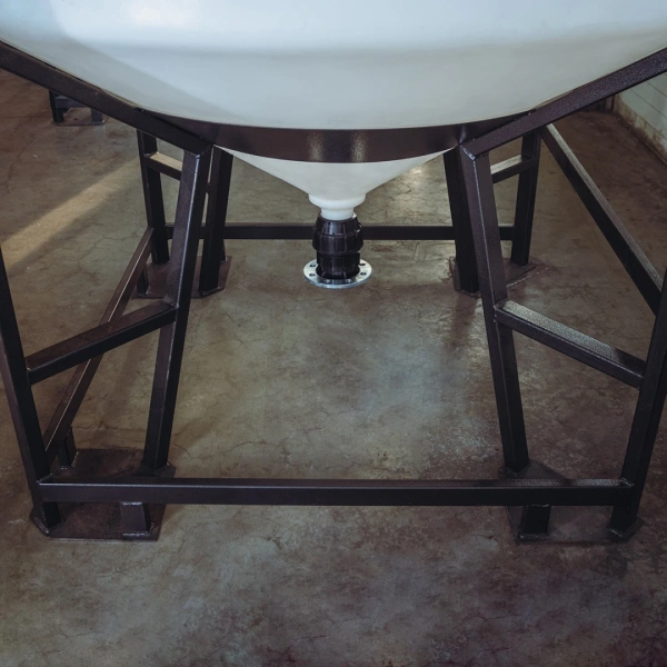 Емкость ЦКТ 5000 л с патрубком 90мм под плотность до 1,2 г/см³ белая в обрешетке с лестницей