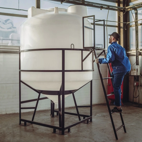 Емкость ЦКТ 5000 л с патрубком 160мм с фланцем белая в обрешетке с лестницей