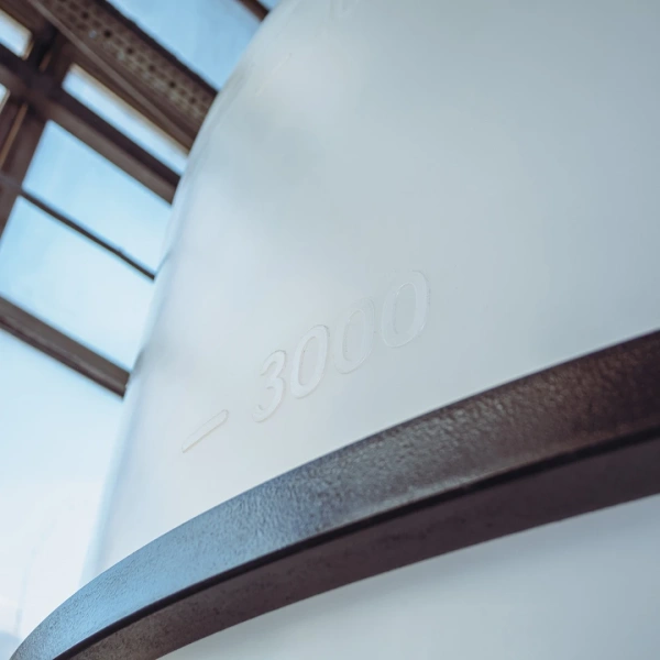 Емкость ЦКТ 5000 л с патрубком 90мм с фланцем под плотность до 1,5 г/см³ белая в обрешетке с лестницей